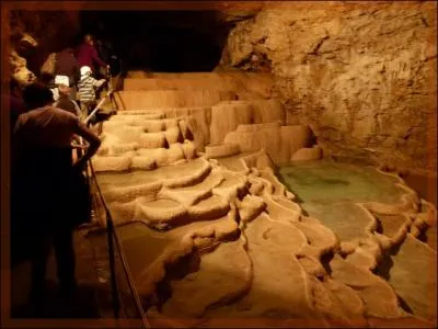 Situes au nord de Crmieu en Isre, elles taient le repaire de Mandrin, et les habitants de la rgion s'y rfugirent pour chapper  la peste :