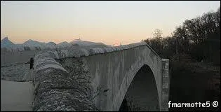 Construction mise en service en 1611 compose d'une unique arche de 46 mtres d'ouverture  16 mtres au-dessus du Drac :