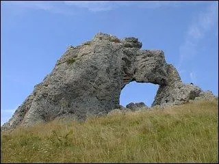 Sur le plateau de la Matheysine, quel est ce rocher dont la silhouette modele par l'rosion voque un monstre accroupi qui fut sujet a de nombreuses lgendes ?