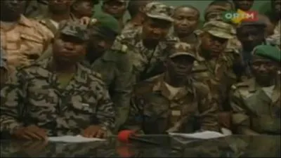 Quel mouvement a t cr par 38 partis politiques et une vingtaine d'associations le 25 mars au Mali aprs le coup d'Etat militaire ?