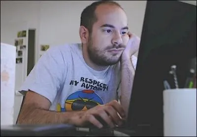 Bref... . Je ne travaille(ais) pas chez ?