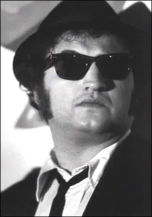 Compltez cette rplique culte prononce par Elwood :  On est en mission...