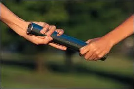 Que faut-il bien faire pour remporter une course de relais ? (termes exacts)