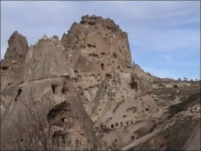 Dans la rgion de la Cappadoce, on trouve ces habitations directement creuses dans la pierre, comment appelle-t-on ce type d'habitations ?
