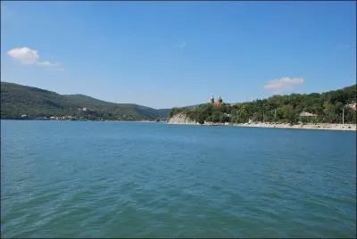 Cette autre mer se trouve au Nord de ce pays, comme elle se trouve au Sud le l'Ukraine ou a l'Est de la Bulgarie.