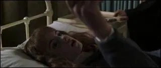 Dans quelle main Hermione tient-elle la page sur le Basilic quand elle est ptrifie ?