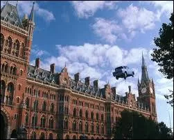 Qui de Harry ou Ron parle en premier de la voiture quand il sont bloqus  la gare ?