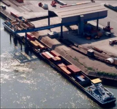 Parmi ces lments sur l'espace rhnan, l'un est faux (photo :pniche porte-conteneur  Strasbourg)