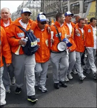 A quelle entreprise appartiennent ces ouvriers, arrivs vendredi  Paris pour dfendre leurs emplois auprs des populations ?