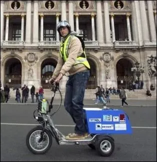 Avec quel carburant fonctionne cette trottinette tentant de battre un record de 300 km non-stop en 24 heures dans les rues de Paris ?
