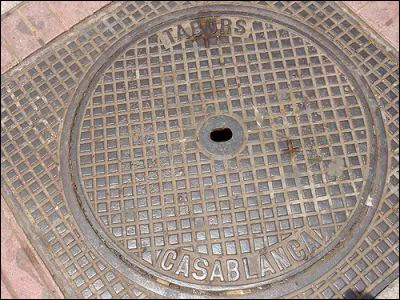 Pourquoi les bouches d'égout sont-elles rondes ? 
Les plaques rondes offrent l'avantage ---------------.