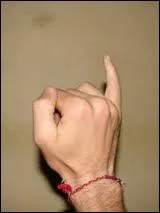 Pourquoi certains mangent-ils encore avec le petit doigt levé ? 
Ce réflexe nous reste de l'époque où -----------------.