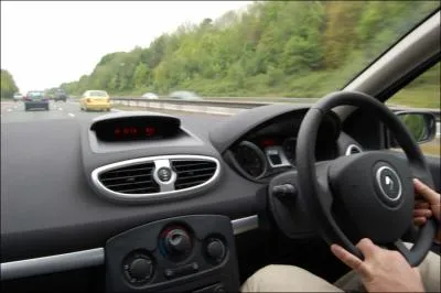 Pourquoi les Anglais conduisent-ils à gauche ? 
Cette conduite à gauche remonte à l'époque de la chevalerie (écu main gauche / arme main droite). 
Qui imposa la conduite à droite ?