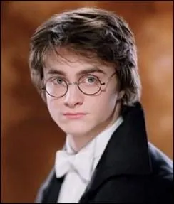 Qui portait la tenue de soire qui correspond  cette description (livre) : une robe en velours noir avec un col dur, qui selon Harry, donnait au possesseur l'air d'un vicaire