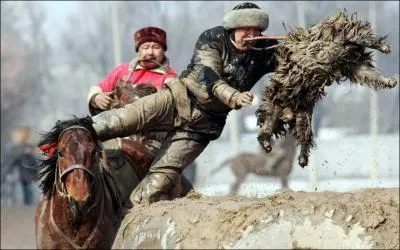 Comment s'appelle ce sport national, en Afghanistan, qui consiste  jouer  une forme de polo,  cheval, avec le corps d'une chvre ?