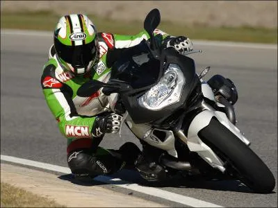 C'est l'animal qui bat tous les records de vitesse, un peu comme cette moto !