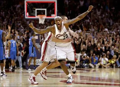 Il est bien plus petit qu'un basketteur, mais de tous les flins, comparativement  sa taille, c'est celui qui saute le plus haut, verticalement !