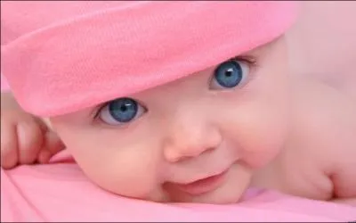 De quelles couleurs sont le bonnet et les yeux de ce merveilleux bb ?