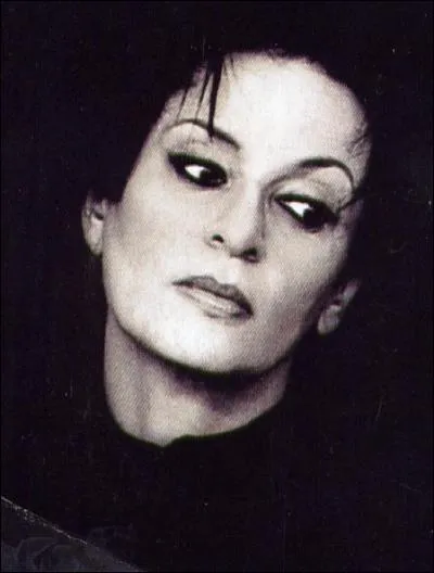 Elle est une des plus grandes chanteuses franaises qui chanta 'Dis, quand reviendras-tu ?' ou encore 'L'Aigle Noir'. Qui est-elle ?
