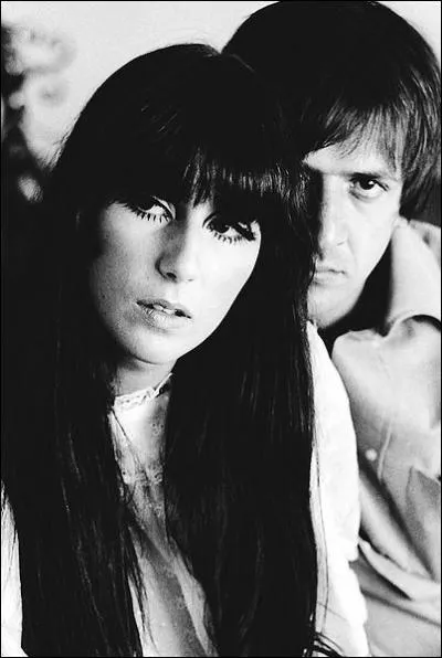 Elle fit partie du duo Sonny and Cher dans les annes 60-70. Un des tubes du duo fut 'I Got You Babe'. Elle a vendu plus de 350 millions de disques dans le monde. Qui est-elle ?