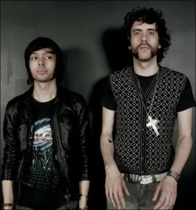 Le groupe Justice a fait un versus (♪ We Are Your Friends ♫) avec qui ?