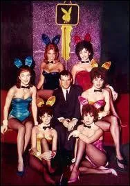 Sur le fronton de sa Mansion de Chicago, Hefner a fait graver un disque de cuivre avec la mention... ?