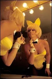 Comment Hefner, qui faisait remettre un livret de 44 pages sur le comportement  tenir, vrifiait-il que tout se passait correctement dans le Club, afin de protger les Bunnies mais aussi le Club ?