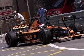 Qui est le constructeur de cette voiture avec un trange dispositif  l'avant (2001) ?