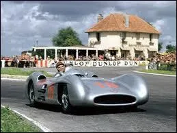 Qui est le constructeur de cette formule 1  roues couvertes (1954) ?