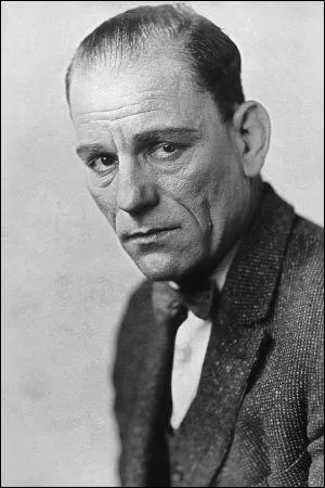 Acteur amricain surnomm   l'homme aux mille visages  . Il joua dans 'Le Fantme de l'Opra', 'Londres aprs minuit'... Un des acteurs les plus polyvalents et impressionnants de l'aube du cinma