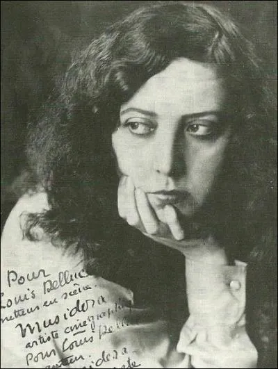 Actrice-ralisatrice franaise. Elle est clbre pour son rle d'Irma Vep dans la srie 'Les Vampires'. Elle fut l'une des nombreuses muses des surralistes. Elle joua aussi dans 'Judex'.