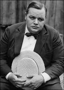 Acteur amricain. Surnomm   Fatty  , c'est sous ce surnom qu'il devient l'acteur le plus populaire de son poque. En septembre 1921, un scandale brise net sa carrire et il tombe alors dans l'oubli.