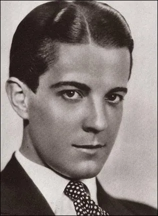 Acteur-ralisateur mexicain. Il fut l'un des acteurs les plus connus du cinma muet. Il joua dans 'Scaramouche', 'The Arab'. Il atteint la conscration en 1925, avec le film 'Ben-Hur'.