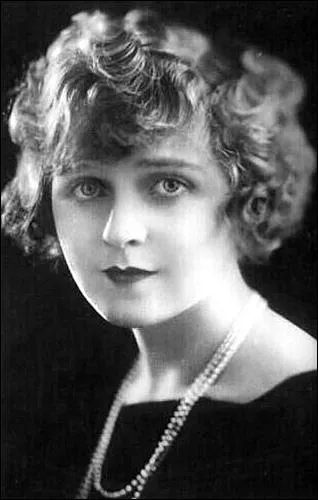 Actrice anglaise. Elle fut dsigne comme la   Mary Pickford britannique   et fut surnomme   Britain's Queen of Happiness  . Elle joua dans 'Champagne', ralis par Alfred Hitchcock en 1928.