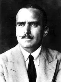 Acteur-ralisateur qui devint clbre pour ses rles dans des films de cape et d'pe comme 'Le signe de Zorro', 'Les Trois Mousquetaires' .