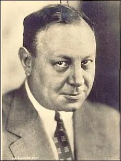 Il fut le premier laurat de l'Oscar du meilleur acteur. Il compte parmi les comdiens les plus marquants de l're du muet. Il joua dans 'Crpuscule de gloire', 'Quand la chair succombe' .