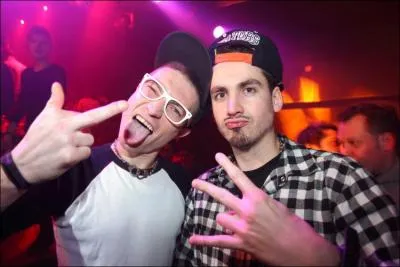 Qui a produit le single  Un pour tous, tous  poil  de l'AB2C ?