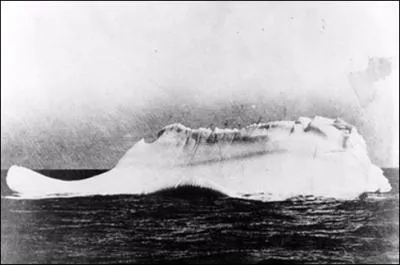 A quelle heure le  Titanic  heurte-t-il l'iceberg ?