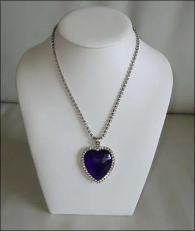 Comment s'appelle le collier de Rose ?