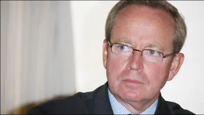 Un mois avant sa nomination au poste de ministre de la Culture et de la Communication, il est est condamn  15. 000 euros d'amende pour blanchiment d'argent, il s'agit de :