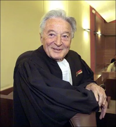 L'ancien ministre des Affaires trangres a t condamn en mai 2007  douze mois d'emprisonnement avec sursis et 150. 000 euros d'amende pour complicit d'abus de confiance, il s'agit de ...