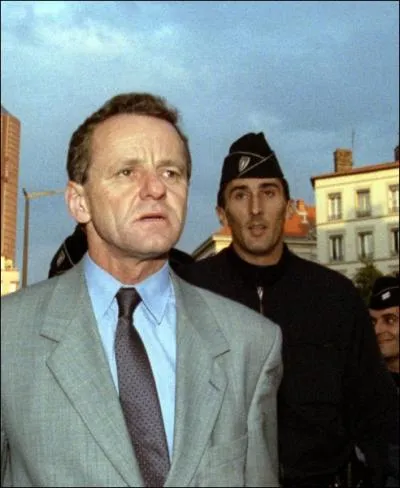 Ministre de la communication, il est condamn  cinq ans de prison pour abus de bien sociaux, corruption et subordination de tmoins, enrichissement personnel , il s'agit de ... .