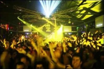 Les yeux bouffs par la fume / Les joues bouffies par le whisky / Ils s'emmerdent avec lgance / De Paris  Saint-Paul de Vence.