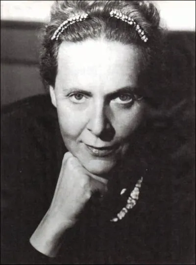 Tes yeux sont si profonds qu'en me penchant pour boire / J'ai vu tous les soleils y venir se mirer / S'y jeter  mourir tous les dsesprs / Tes yeux sont si profonds que j'y perds la mmoire.