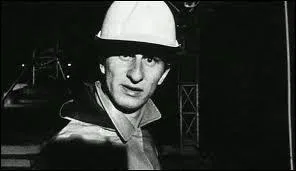 "Un veilleur de nuit noir, si c'est pas un coup dans le dos... ". Quel film culte nous propose de suivre le quotidien de Ben, un tueur en série suivi par Rémy, André et sa caméra ?