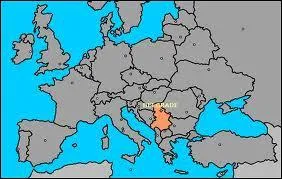 En insrant le nom d'une unit ancienne de dose, valant 1/100 de gray, parmi les lettres qui composent le nom d'un habitant d'un pays europen, vous obtenez celui d'une capitale. Celle de la...