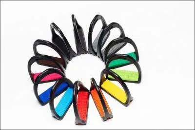 Dans quoi met-on le pied pour monter en selle et se tenir ?