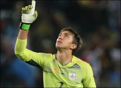 Gardien de l'Uruguay pour la Coupe du monde 2010, j'ai notamment jou  la Lazio de Rome, je suis . .