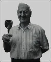 Premier buteur de l'histoire de la Coupe du monde (1930), de nationalit franaise, je suis . .