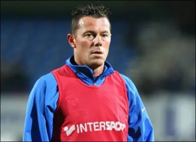 Joueur belge ayant jou quelques annes sous le maillot de Lyon, je suis . .